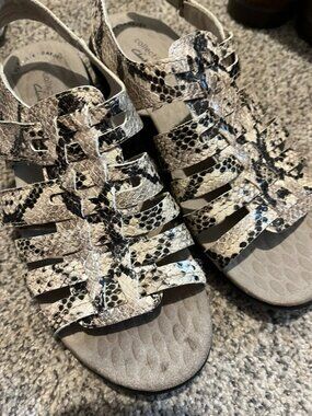 CLARK CUSHION ALLIGATOR SKIN GRAY SANDALS SZ 7W